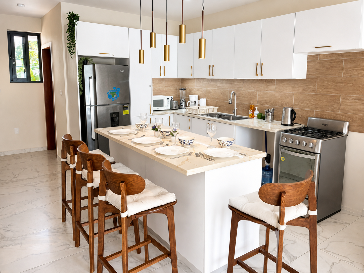 Full kitchen with breakfast bar